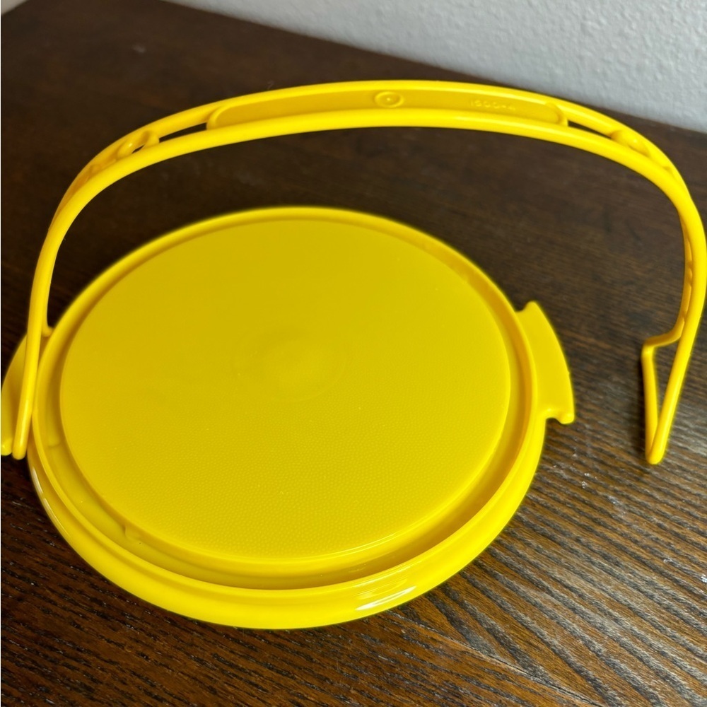 Vintage TUPPERWARE TOYS Kids MINI CAKE TAKER Carrier w/Lid & Handle Yellow 1498 - Picture 7 of 8